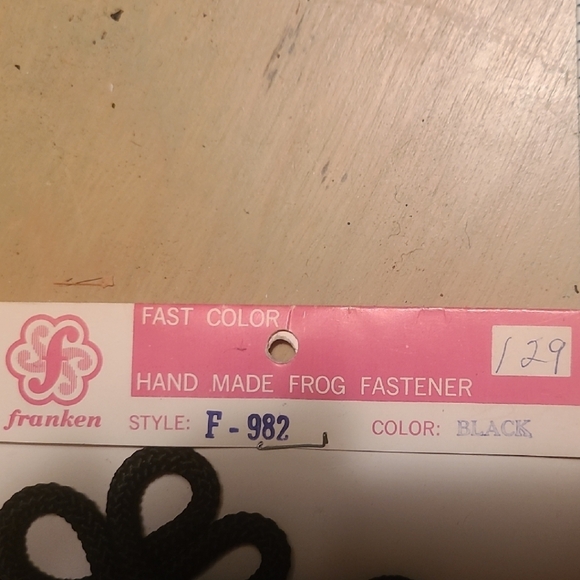 Black Frog Fastener Set - Picture 4 of 4